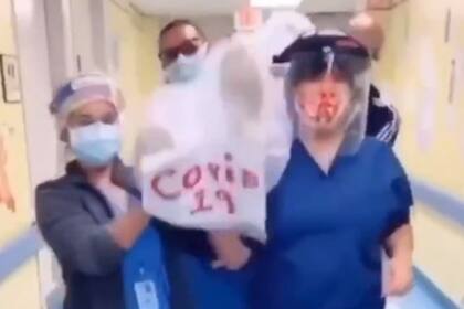 Los enfermeros son de un hospital de Puerto RIco y generaron indignación por que los usuarios entendieron que se burla de las víctimas del Covid-19