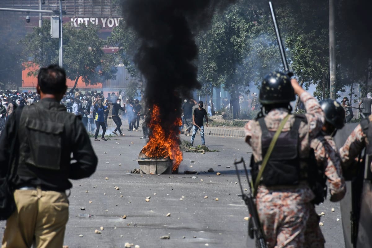Los enfrentamientos entre la Policía y las fuerzas paramilitares frente al consulado de Estados Unidos.