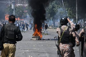 Los enfrentamientos entre la Policía y las fuerzas paramilitares frente al consulado de Estados Unidos.