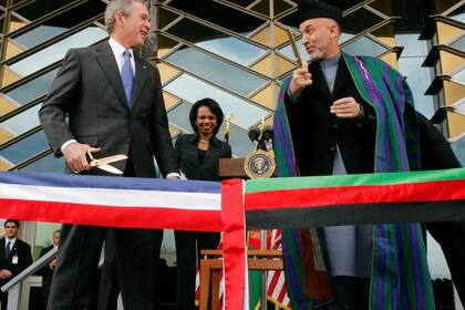 Los entonces presidentes de Estados Unidos, George W. Bush, y Afganistán, Hamid Karzai, grandes aliados tras la caída de los talibanes