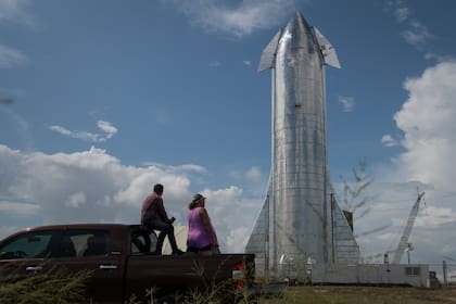 Los entusiastas del espacio miran un prototipo de la nave espacial Starship de SpaceX en las instalaciones de lanzamiento de la compañía en Texas el 28 de septiembre de 2019 en Boca Chica, cerca de Brownsville, Texas