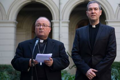Los enviados del Papa, ayer, en Santiago