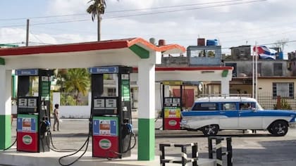 Los envíos de petróleo desde el exterior son vitales para la isla que no produce el volumen de crudo suficiente