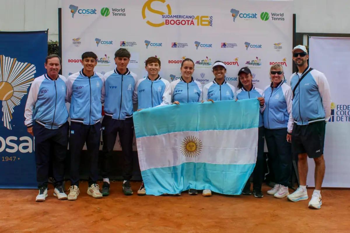 Los equipos argentinos Sub 16 que jugaron el Sudamericano de Bogotá: Errecalde (capitán), Luna, Bartolucci, Cataldi, Arabarco, Vega Gudiño, Corbalán, Fulco (capitana) y Tiseyra (PF)