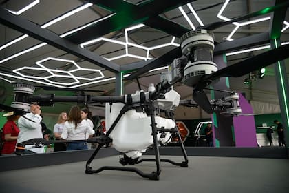 Los equipos capaces de cubrir hasta 30 o más hectáreas por hora y a costos muy inferiores a los de una pulverizadora terrestre