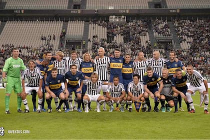 Los equipos, con varias figuras en uno y otro lado