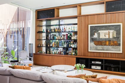 Los equipos de aire, ubicados en los extremos superiores de un mueble diseñado para reunir funciones.