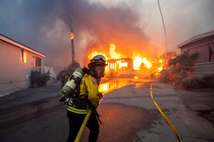 Los equipos de bomberos trabajan incansablemente para contener las llamas en Pacific Palisades