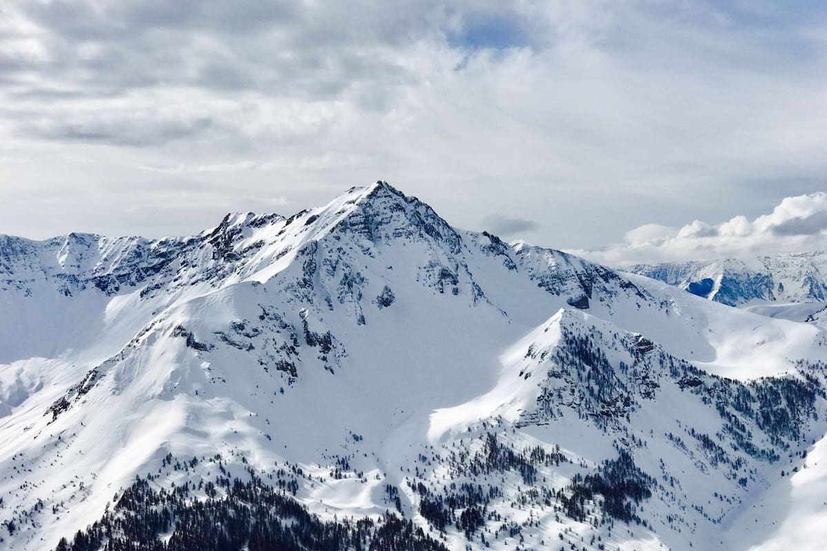 Los equipos de emergencia rescataron a dos de tres desaparecidos tras una avalancha en Idaho