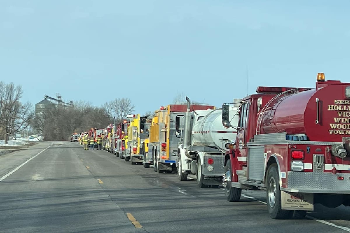 Los equipos de emergencia trabajan para controlar la situación tras el descarrilamiento en Minnesota