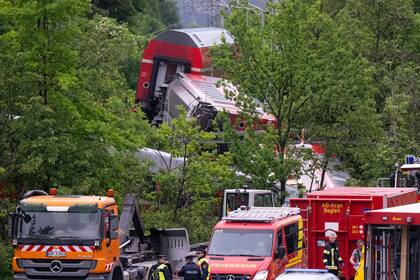 Los equipos de emergencia y rescate trabajan en el lugar de un accidente de tren el viernes 3 de junio de 2022 en Burgrain, Alemania. (Uwe Lein/dpa vía AP)