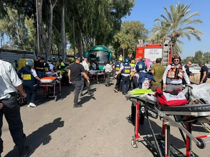Los equipos de paramédicos asisten a los heridos por el incidente.