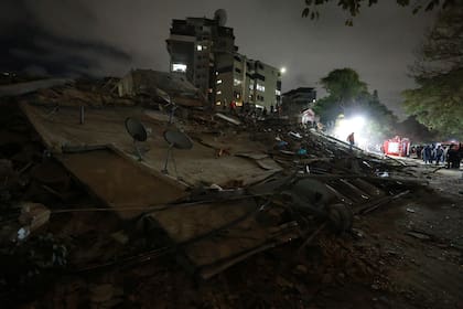 Los equipos de rescate buscan entre los escombros de un edificio derrumbado tras un terremoto en Caracas