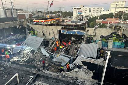Los equipos de rescate buscan sobrevivientes en el club nocturno Jet Set después de que su techo se derrumbara durante un concierto en Santo Domingo, República Dominicana, la madrugada del martes 8 de abril de 2025. (Noticias SIN via AP)