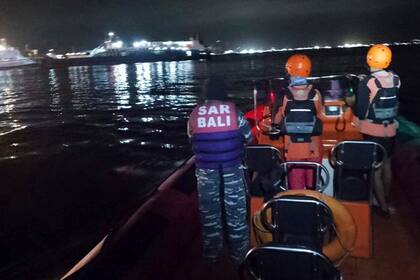Los equipos de rescate buscan víctimas tras el hundimiento de un ferry que se dirigía a la isla turística de Bali frente a Ketapang, Java Oriental, Indonesia, la madrugada del jueves 3 de julio de 2025