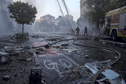 Los equipos de rescate extinguieron el incendio de una vivienda gravemente dañada por un ataque ruso en Kiev, Ucrania, el jueves 10 de julio de 2025.