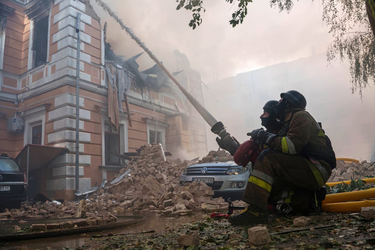 Los equipos de rescate extinguieron un incendio en el edificio de la Academia Nacional de Ciencias tras un ataque con drones rusos en el centro de Kiev, Ucrania, el lunes 28 de septiembre de 2026
