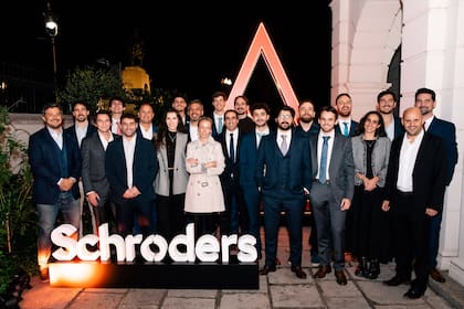 Los equipos de Schroders y Poincenot celebraron el anuncio.