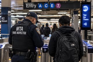 Nueva York controla los boletos de los buses mientras están en movimiento