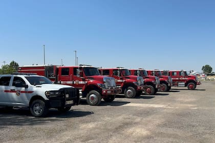 Los equipos enviados por CAL FIRE incluyen cinco autobombas y un jefe de grupo que ya se integraron a las operaciones de supresión en el sur de Oregón, en respuesta a múltiples focos activos