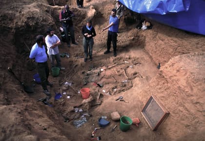 Los equipos forenses hicieron más de 2000 pozos buscando la fosa común del Che, en el antiguo aeropuerto de Vallegrande