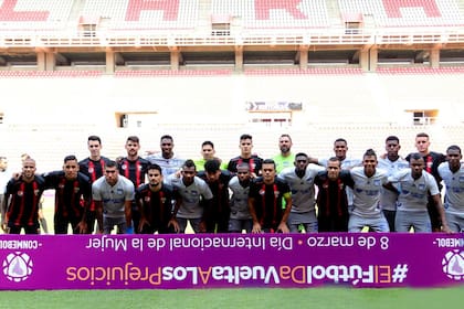 Los equipos, unidos, antes del partido, con un mensaje contra los prejuicios