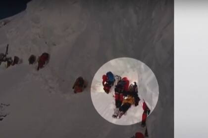Los escaladores pasan por encima del sherpa caído (Captura de TV)