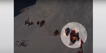 Los escaladores pasan por encima deMohammad Hassan, el sherpa caído (Captura de TV)