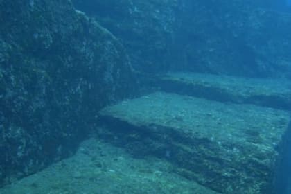 Los escalones que presenta Yonaguni y que parecen haber sido tallados por la mano humana hacen pensar, junto a otros elementos, que la enorme roca fue intervenida por alguna civilización humana antiquísima
