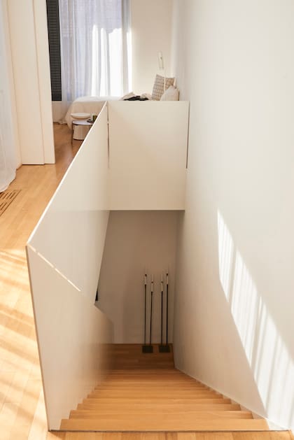 Los escalones son de madera maciza de roble americano.