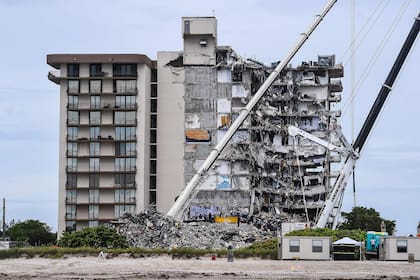 Los escombros de la torre derrumbada en Miami hace un mes