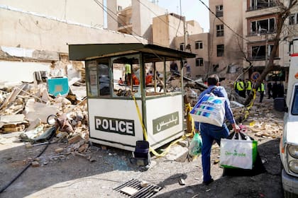 Los escombros de un edificio destruido en Teherán