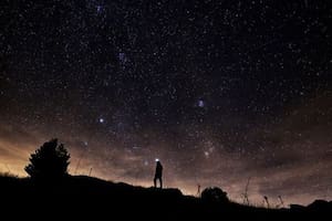 Los escombros dejados por el cometa Halley hace cientos de años generan la lluvia de meteoros Eta Acuáridas.