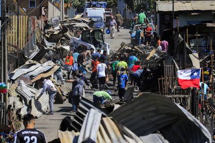 Los escombros se acumularon ayer en varias calles de Valparaíso durante las tareas de limpieza tras el incendio