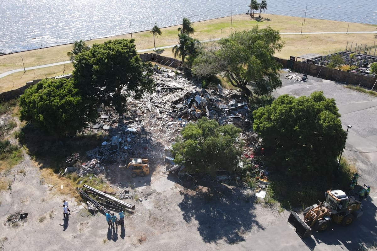 Los escombros son los restos de los restaurantes Malloys y Fedras, que fueron demolidos en 2023 para la construcción de un barrio privado de condominios