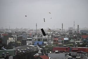 Los escombros vuelan por el aire mientras las fuertes lluvias y vientos del súper tifón Yagi impactan Hai Phong el 7 de septiembre de 2024