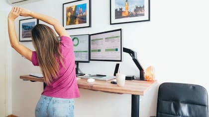 Los escritorios ajustables suelen ocupar mucho espacio, y puedes obtener mejores beneficios moviéndote