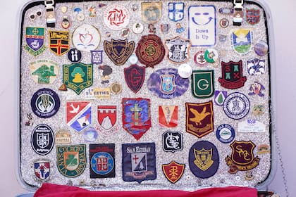 Los escudos de los colegios de Zona Norte que Puchito colecciona en su valija