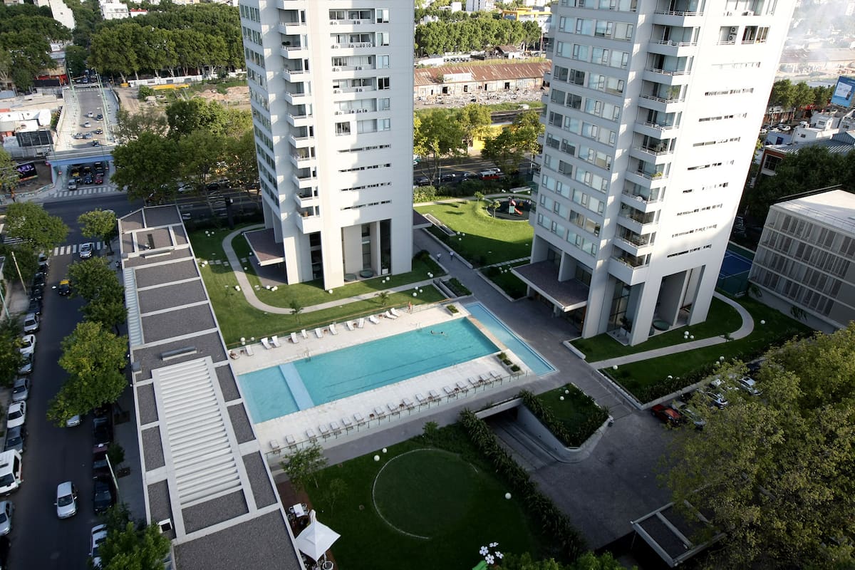 Los espacios comunes de los edificios serán habilitados para el uso de los miembros de cada unidad residencial; no podrán acceder visitantes que no vivan allí