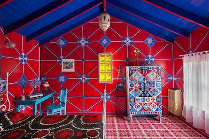 Los espacios de colores, los muebles, las pinturas y murales en las paredes, pisos y techos sorprenden y generan un inmediato efecto de bienestar