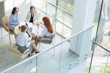 Los espacios integrados alientan la interacción entre los empleados pero también pueden alterar las dinámicas de los equipos y hasta incomodar a las mujeres, según un estudio de la Universidad de Bedfordshire.