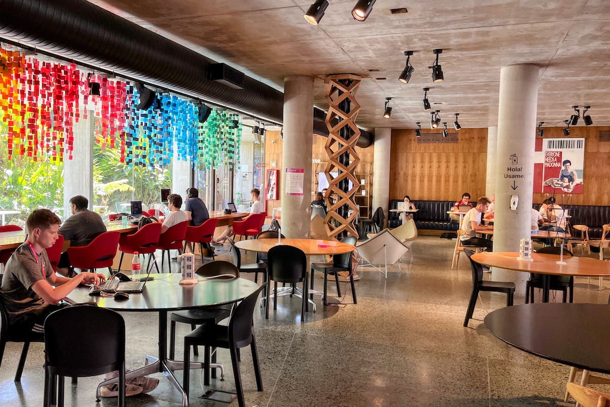 Los espacios laborales segmentados por rubros o industrias se multiplican y los coworking temáticos ganan adeptos