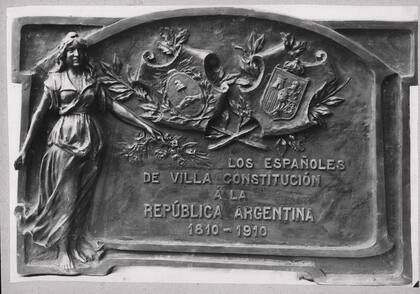 Los españoles de Villa Constitución dedican esta placa con motivo del Centenario.