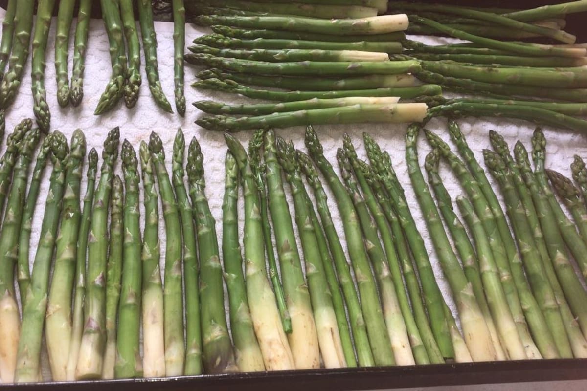 Los espárragos, uno de los ingredientes que se pueden comprar en grandes cantidades y repartir entre varios