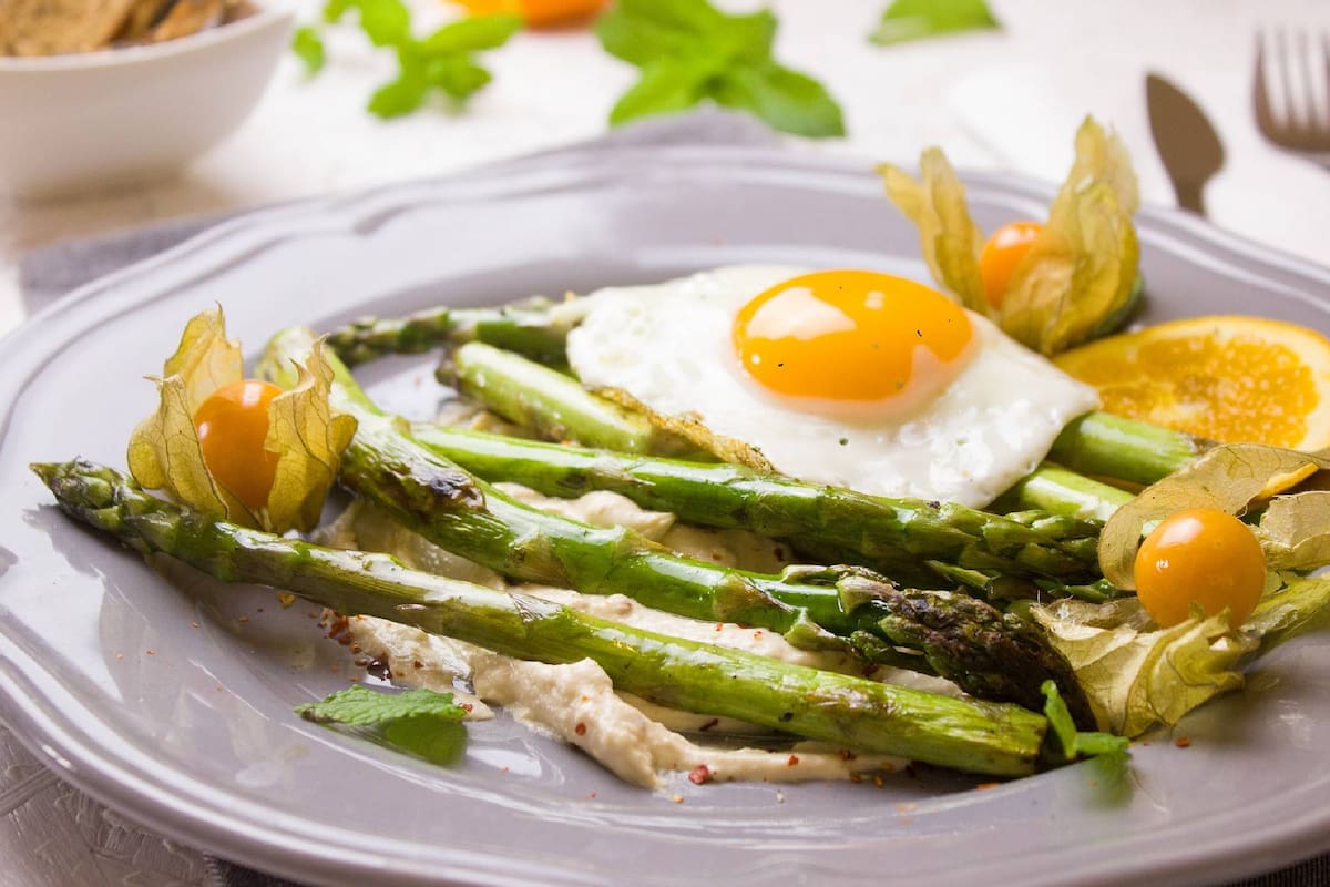 Los espárragos y el huevo son fuentes importantes de nutrientes para combatir la ansiedad