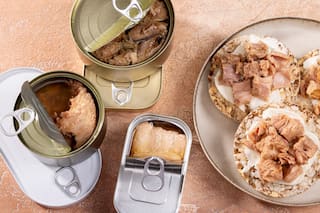 Un médico aconsejó cambiar el atún por sardinas en lata