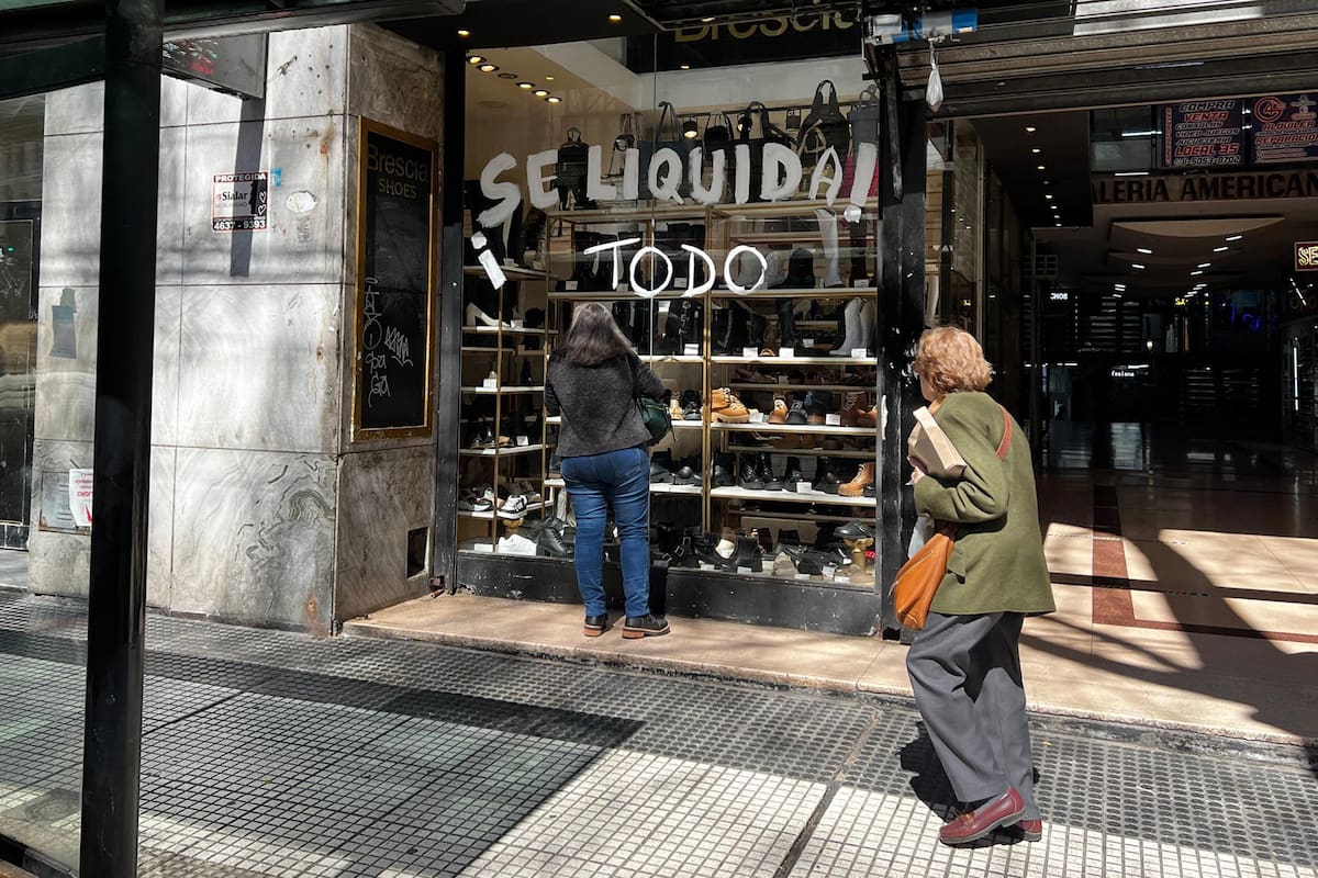 Los especialistas advierten que el mayor nivel de endeudamiento de los hogares significa menos dinero fresco disponible, lo que ya está impactando en los niveles de consumo