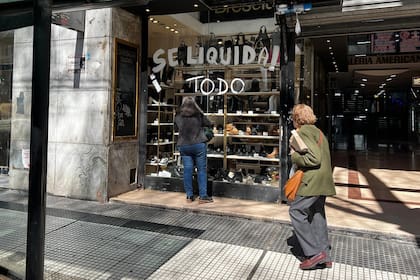 Los especialistas advierten que el mayor nivel de endeudamiento de los hogares significa menos dinero fresco disponible, lo que ya está impactando en los niveles de consumo