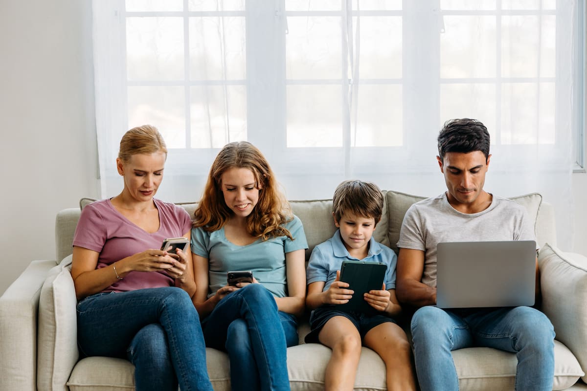 Los especialistas advierten que las pantallas no pueden reemplazar el contacto afectuoso y cercano de las conversaciones cara a cara