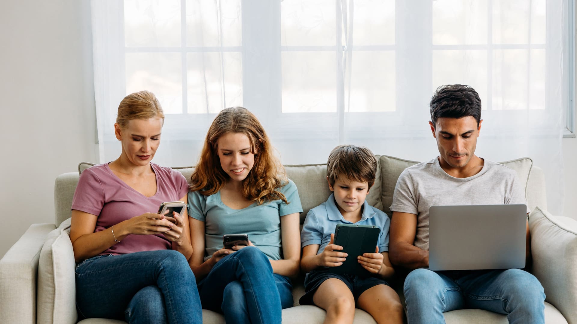 Los especialistas advierten que las pantallas no pueden reemplazar el contacto afectuoso y cercano de las conversaciones cara a cara